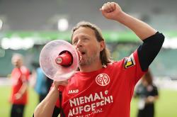 雷速体育网页版-欧冠比赛中一名教练独具战术