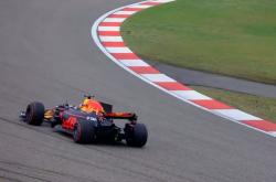 雷速体育官网首页-红牛二队鏖战索伯车队，拉塞尔高光表现