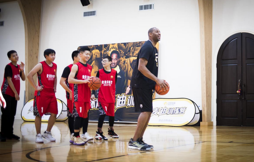 NBA名宿于夏季篮球训练营中授课