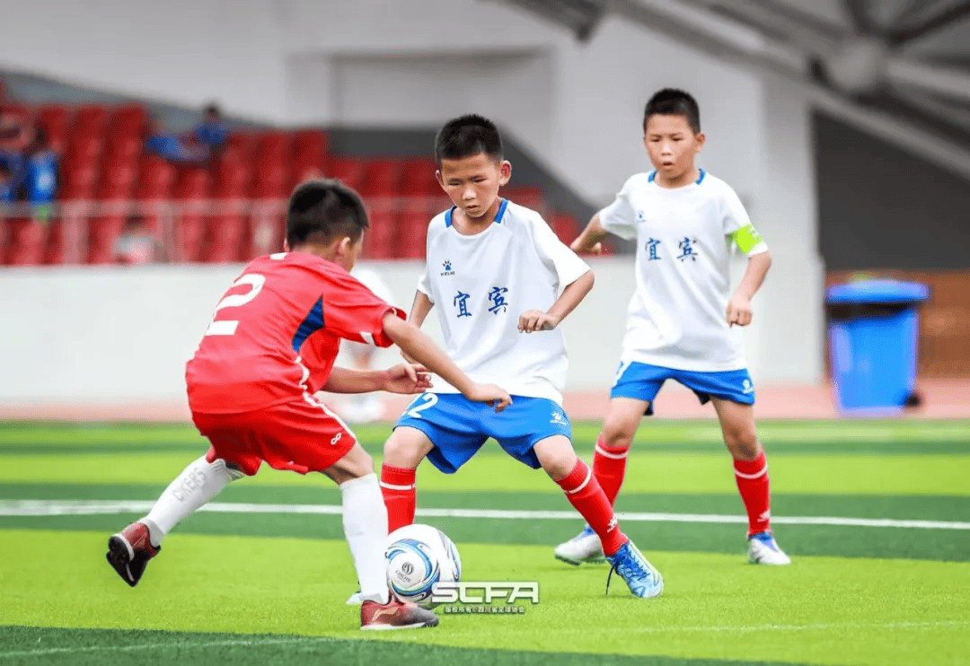 国内足球强队峰会，球场上激情四射