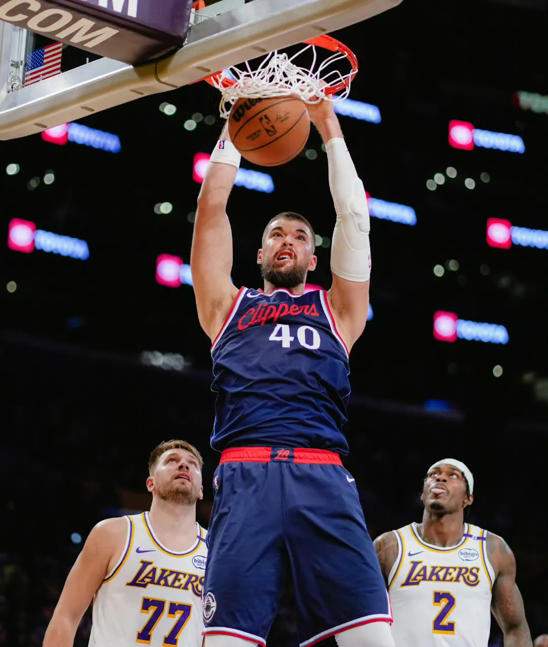 篮球名将因受伤退出比赛，球队备战变得不稳定