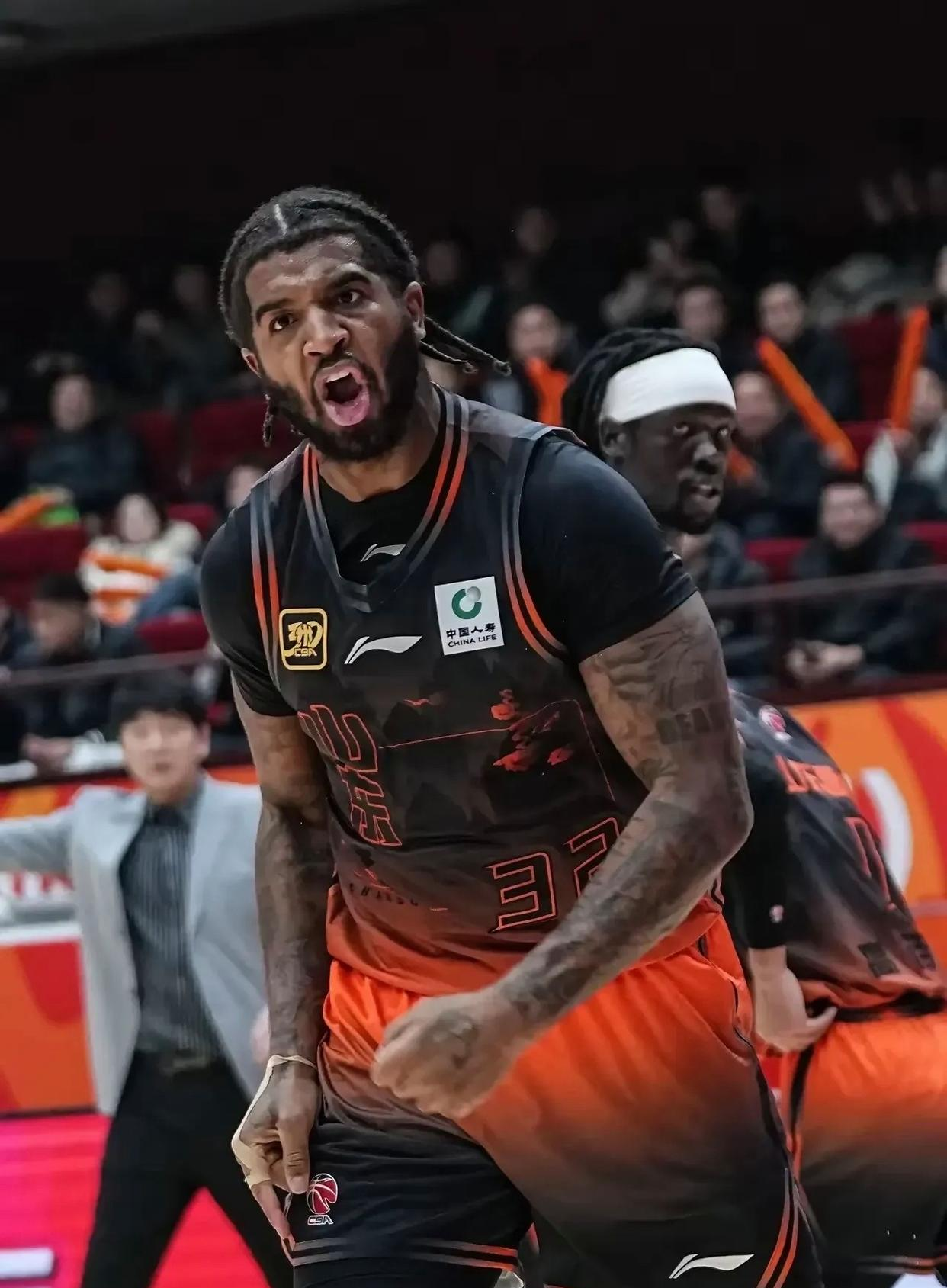 篮球名将因受伤退出比赛，球队备战变得不稳定