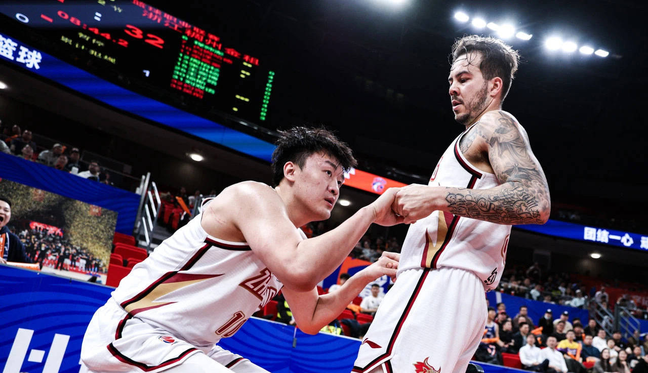 体育频道直播篮球巅峰对决，球队实力对拼