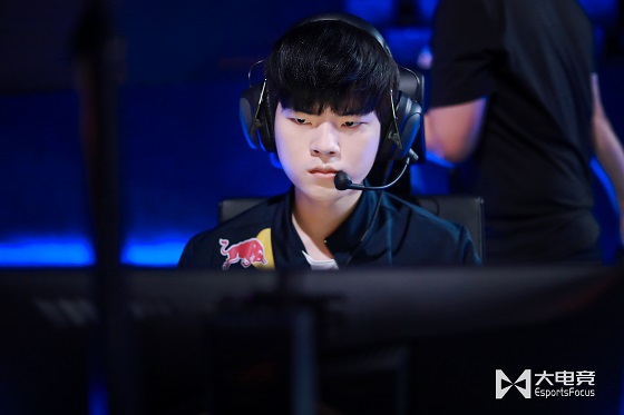 包含TL轻取GEN，Clid线上压制力十足宿敌对决八强赛，锁定晋级资格的词条