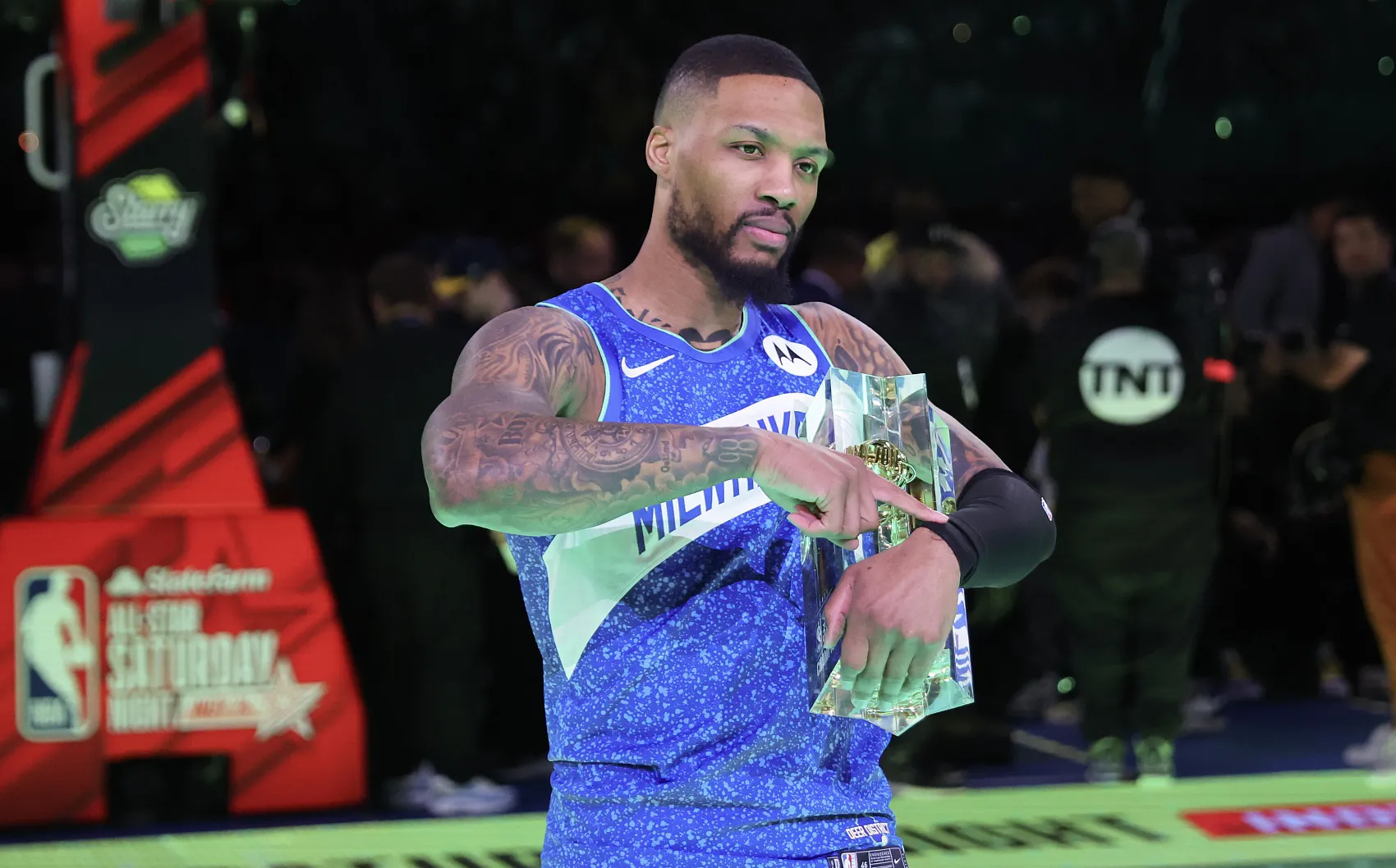 包含江苏队横扫雷霆，利拉德关键制胜的词条