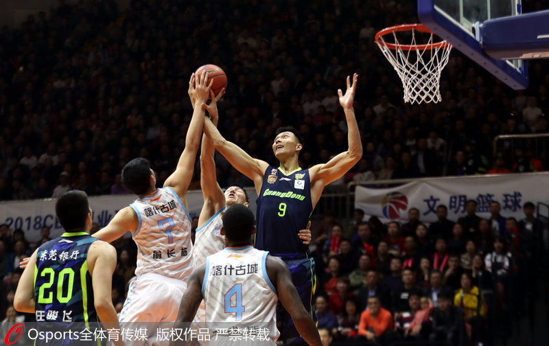 上海队鏖战深圳队,易建联统治全场 上海队鏖战深圳队,易建联统治全场