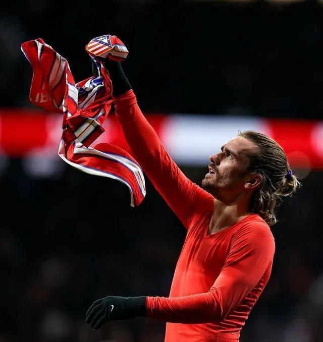 巴萨绝杀巴黎，格列兹曼点燃赛场